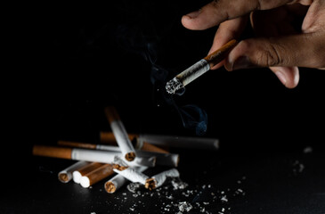 Persona abandonando su adicción al cigarrillo