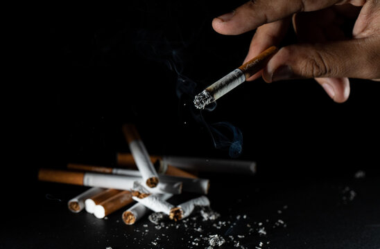 Persona abandonando su adicci&oacute;n al cigarrillo