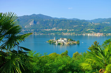 Blick auf die Insel Isola San Giulio im Orta-See in Italien - View of the island Isola San Giulio at the Lake Orta - 550439152