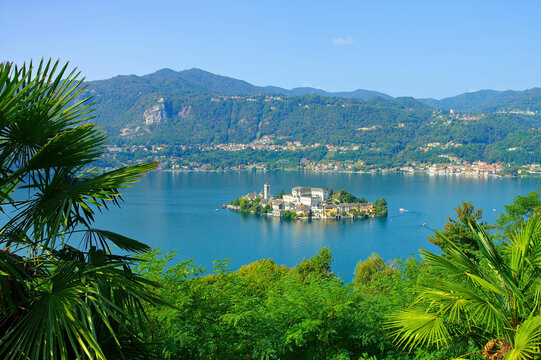 Blick auf die Insel Isola San Giulio im Orta-See in Italien - View of the island Isola San Giulio at the Lake Orta