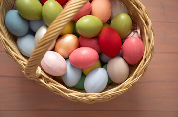 Fototapeta na wymiar eggs in basket