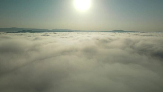 Volando entre nubes hacia la izquierda