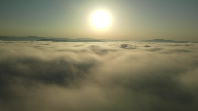 Volando entre nubes, hacia delante acercandose