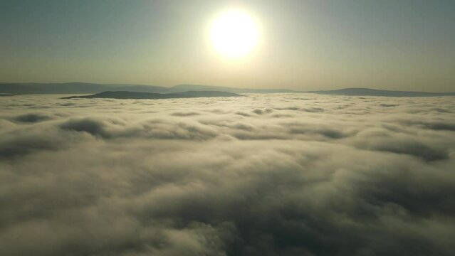 Volando entre nubes, hacia abajo picado
