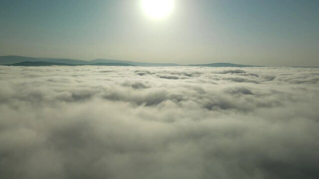 Volando entre nubes, hacia atras y abajo