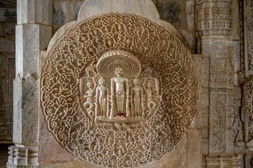 Fototapete Historisches Monument Statuen von Menschen an der Wand des Jain-Tempels von Ranakpur, Indien