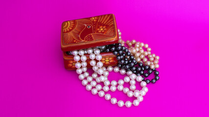 Alajero de ceramica con collares de perlas. 