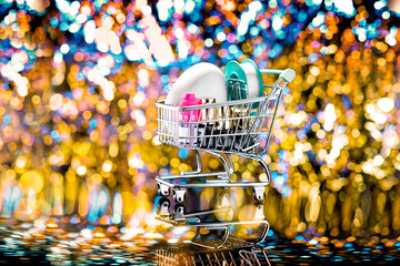 Koszyk  z kosmetykami, w czasie świątecznych zakupów ,na tle świątecznych światełek