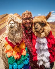 Foto op Plexiglas Vinicunca man met alpaca& 39 s op regenboogberg in cusco peru