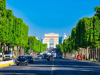 パリ　シャンゼリゼ通りと凱旋門