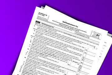 Obraz premium Form 1040 (Schedule SE) documentation published IRS USA 10.25.2021. American tax document on colored