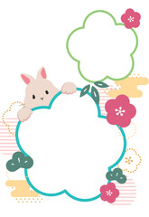 Obraz premium ウサギが梅の花の写真フレームを持っている2023年卯年年賀状テンプレート 白背景 文字なし