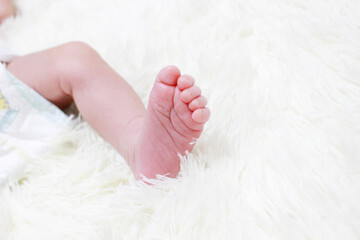 新生児の赤ちゃんの足と指 - obrazy, fototapety, plakaty