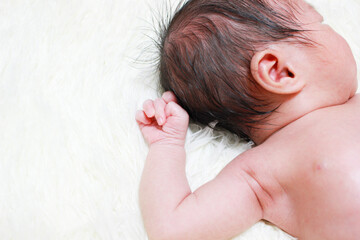 新生児の赤ちゃんの手と身体 - obrazy, fototapety, plakaty