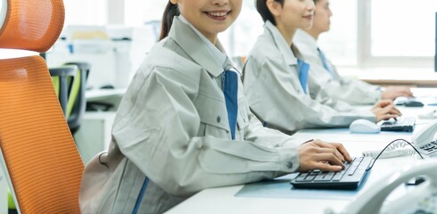 パソコン作業をする日本人男性
