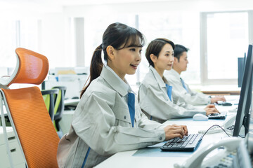 Obraz premium パソコン作業をする日本人男性