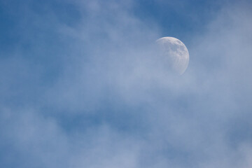 Obraz na płótnie Canvas Księżyc za dnia