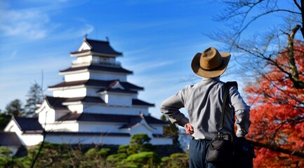 お城の観光を楽しむ男性