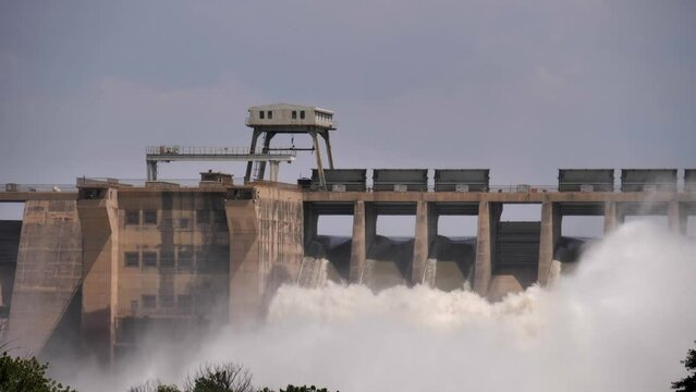 Whitewater explodes in plumes as Vaal dam releases flood water