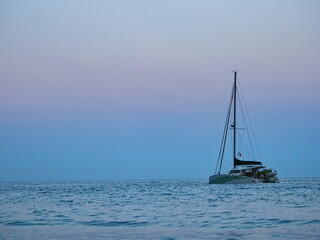 Fototapeta premium 海に浮かぶボート 