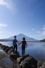 Fototapeta na wymiar 富士山の映る湖面にて恋人達の風景_2