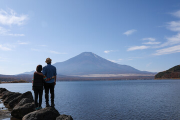 Fototapeta na wymiar 富士山の映る湖面にて恋人達の風景_1