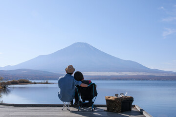 富士山の映る湖面にてカップルの風景_16