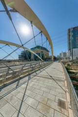 Obraz premium Modern butterfly bridge against blue sky and bright sun in Austin Texas
