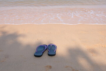 Plakat Summer vacation concept--Flipflops on a sandy ocean beach