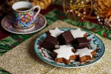 Cinnamon stars and dominoes on a Christmas plate.