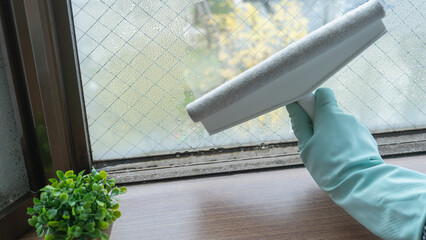冬の窓の結露｜ワイパーで拭き取る