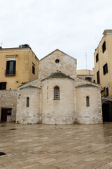 Fototapeta na wymiar Small church in the old city of Bari