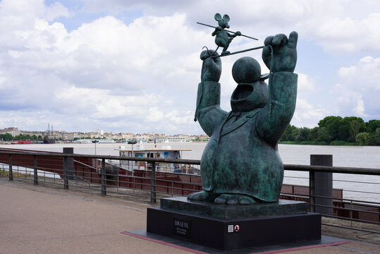 Sculpture monumentale du Chat de Philippe Geluck "Sur le fil", exposition été 2021 à Bordeaux, France