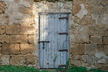 puerta vieja sobre en muro de piedra