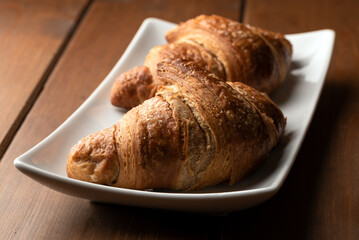 Piattino con deliziose brioche fresche, colazione europea 