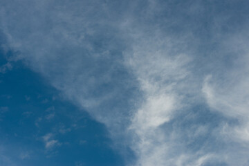 Helle Wolken am blauen Himmel