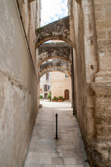 Chiesa SS. Pietro y Paolo (iglesia de San Pedro y San Pablo en italiano) en Monopoli, Italia. Arcos arbotantes de la iglesia en el callejón Largo Palmieri.