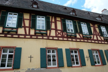 Fototapeta na wymiar FU 2022-07-01 Bacharach 6 Fachwerkhaus mit grünen Fensterläden