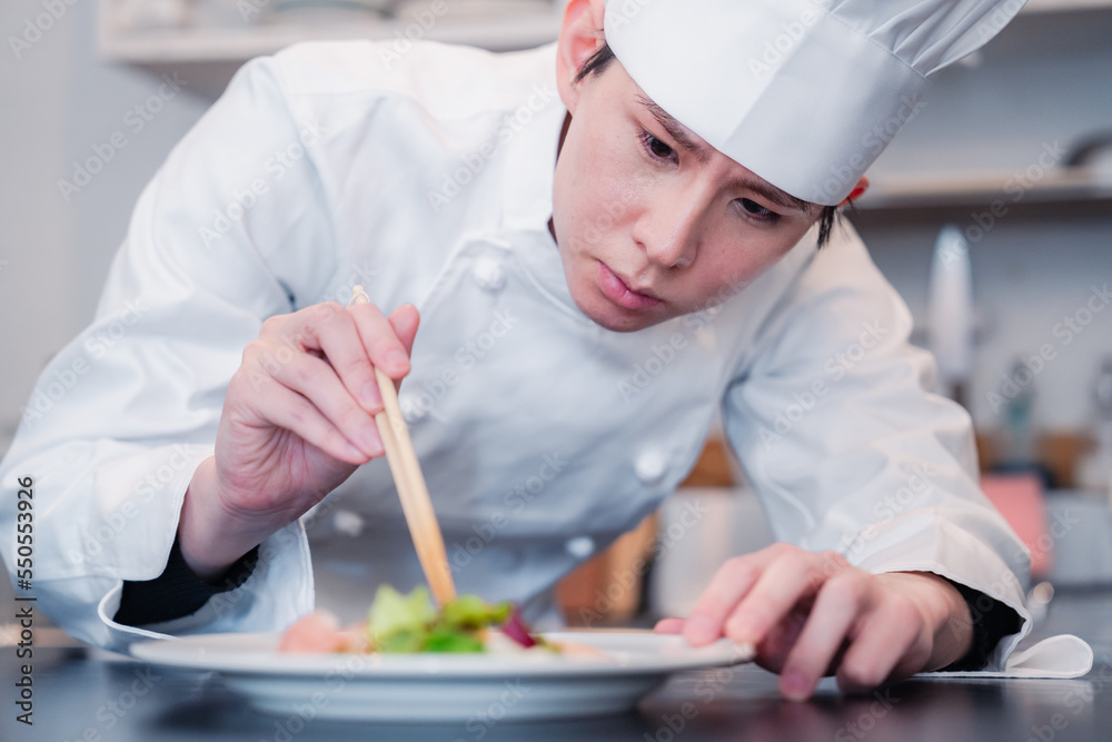 Poster 食材の盛り付けをするプロの料理人