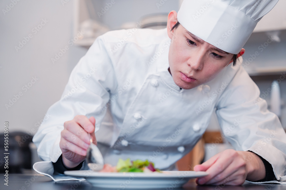 Poster 食材の盛り付けをするプロの料理人