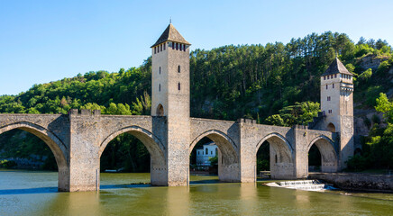 Fototapeta na wymiar Cahors. Pont Valentré surnommé Pont du Diable sur le chemin de Saint Jacques de Compostelle. Patrimoine mondial de l'Unesco . Lot. Occitanie. France