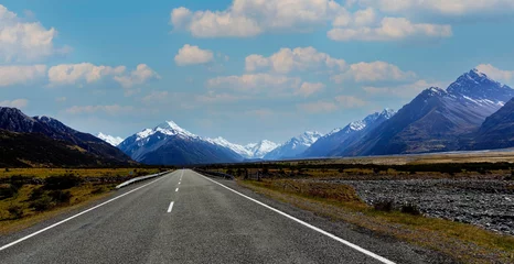 Crédence de cuisine en plexiglas Aoraki/Mount Cook La route vue paysage de fond de ciel bleu sur le parc national Aoraki Mount Cook, Nouvelle-Zélande