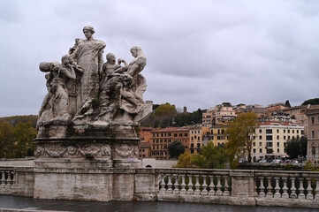 Fototapeta na wymiar Statue sur le Pont Vittorio Emanuele de Rome