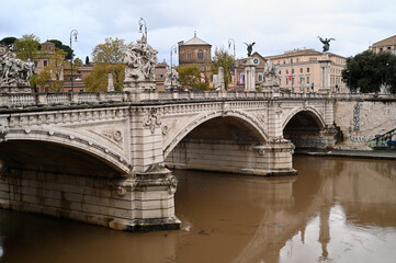 Fototapeta na wymiar Le Pont Vittorio Emanuele franchissant le fleuve Tibre de Rome