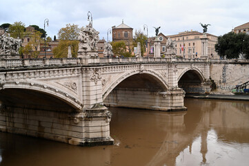 Le Pont Vittorio Emanuele franchissant le fleuve Tibre de Rome