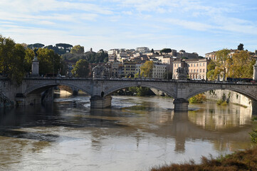 Fototapeta na wymiar Le Pont Vittorio Emanuele franchissant le fleuve Tibre de Rome