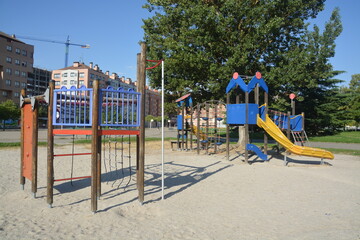 Fototapeta na wymiar Columpios en parque infantil