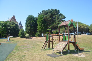 Columpios en parque infantil