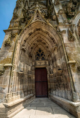 Fototapeta na wymiar Porte latérale de la basilique Notre-Dame de l'Épine, Marne, France
