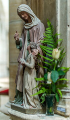 Statue de Sainte-Anne et la Vierge Marie dans la basilique Notre-Dame de l'Épine, Marne, France